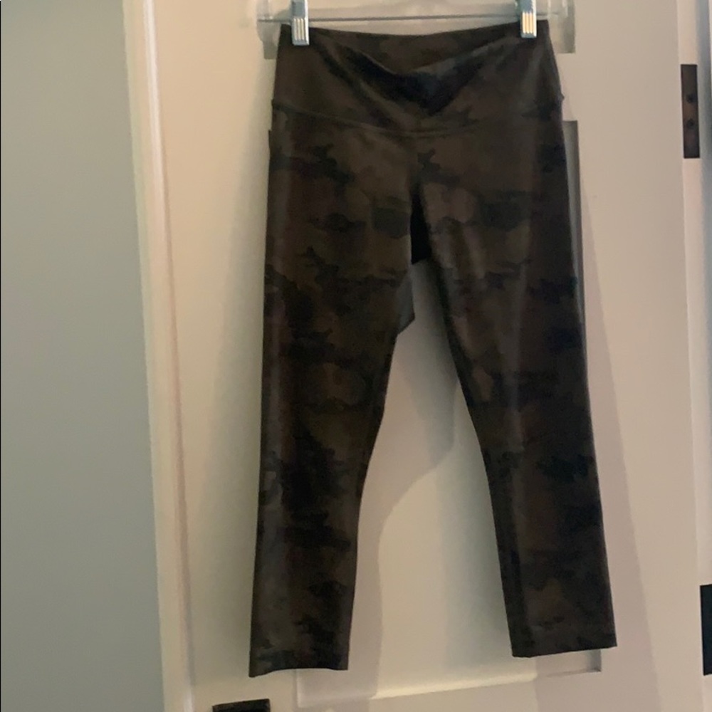 Lululemon wunder under crop leggings.